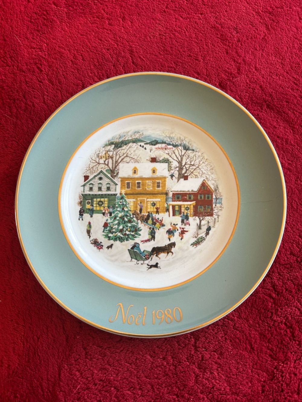 AVON CANADA Christmas 1980 Holiday Collector Plate - Winter Village Scene
